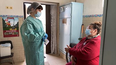 La 'guerra' contra la pandemia de COVID-19 en el este de Ucrania