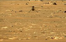  المروحية "إنجينيويتي" تحلق فوق سطح كوكب المريخ خلال رحلتها الثانية يوم الخميس 22 أبريل - نيسان 2021.