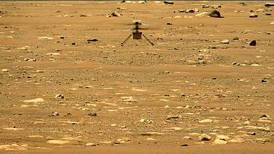  المروحية "إنجينيويتي" تحلق فوق سطح كوكب المريخ خلال رحلتها الثانية يوم الخميس 22 أبريل - نيسان 2021. 