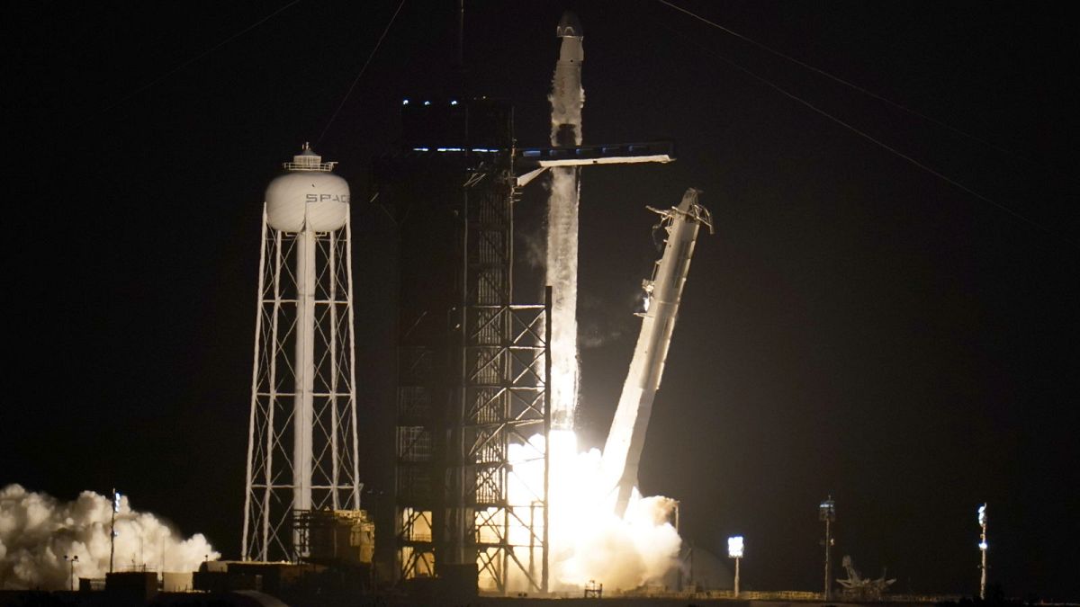 La fusée Falcon et le module Crew Dragon de SpaceX après le décollage du pas du centre spatiale Kennedy en Floride, le 23 avril 2021 