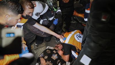 متظاهر فلسطيني مصاب يتلقى العلاج بعد إصابته خلال مواجهات مع الشرطة الإسرائيلية عند باب العامود خارج البلدة القديمة بالقدس.
