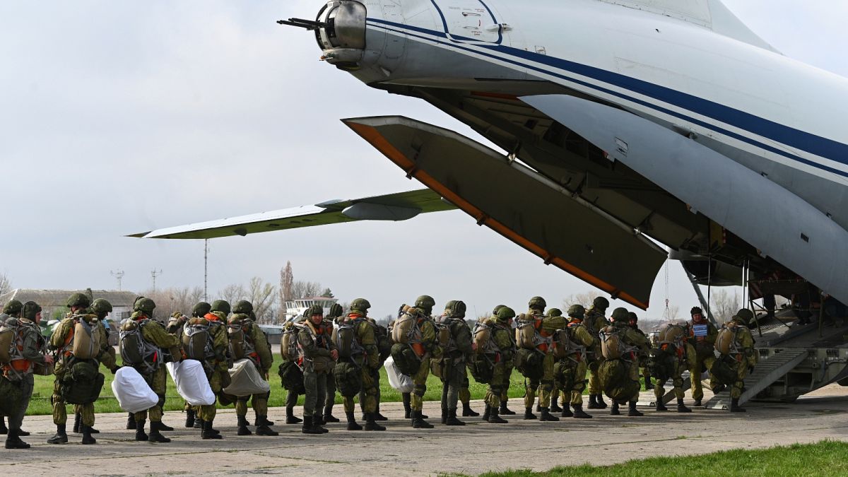 Россия начала отвод войск, которые проводили учения у границ Украины 