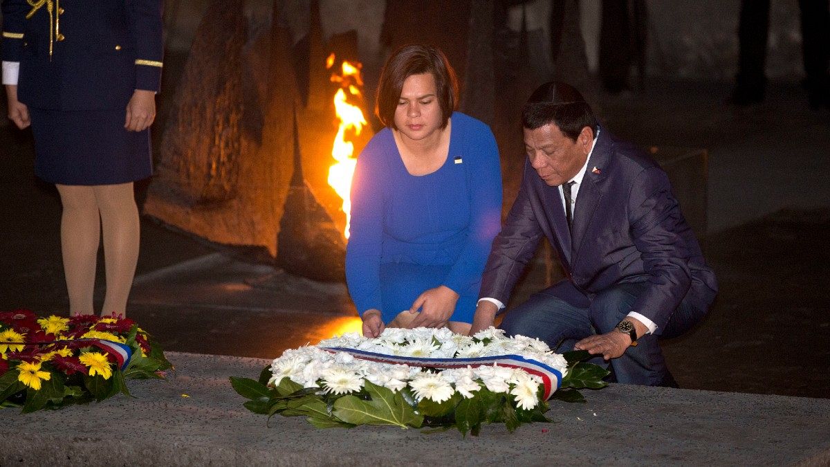 سارا دوترته شهردار شهر داوائو در کنار پدرش رودریگو دوترته، رئیس جمهوری فیلیپین