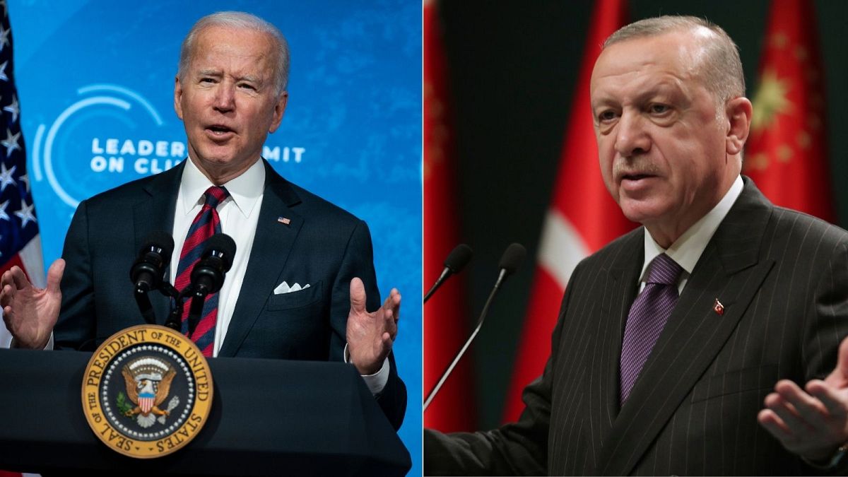 À gauche, Joe Biden à Washington le 22 avril 2021 lors du sommet sur le climat ; à droite,  Recep Tayyip Erdogan à Ankara après une réunion ministérielle le 14 décembre 2020
