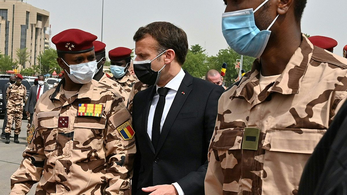Emmanuel Macron bei der Trauerfeier für Idriss Déby