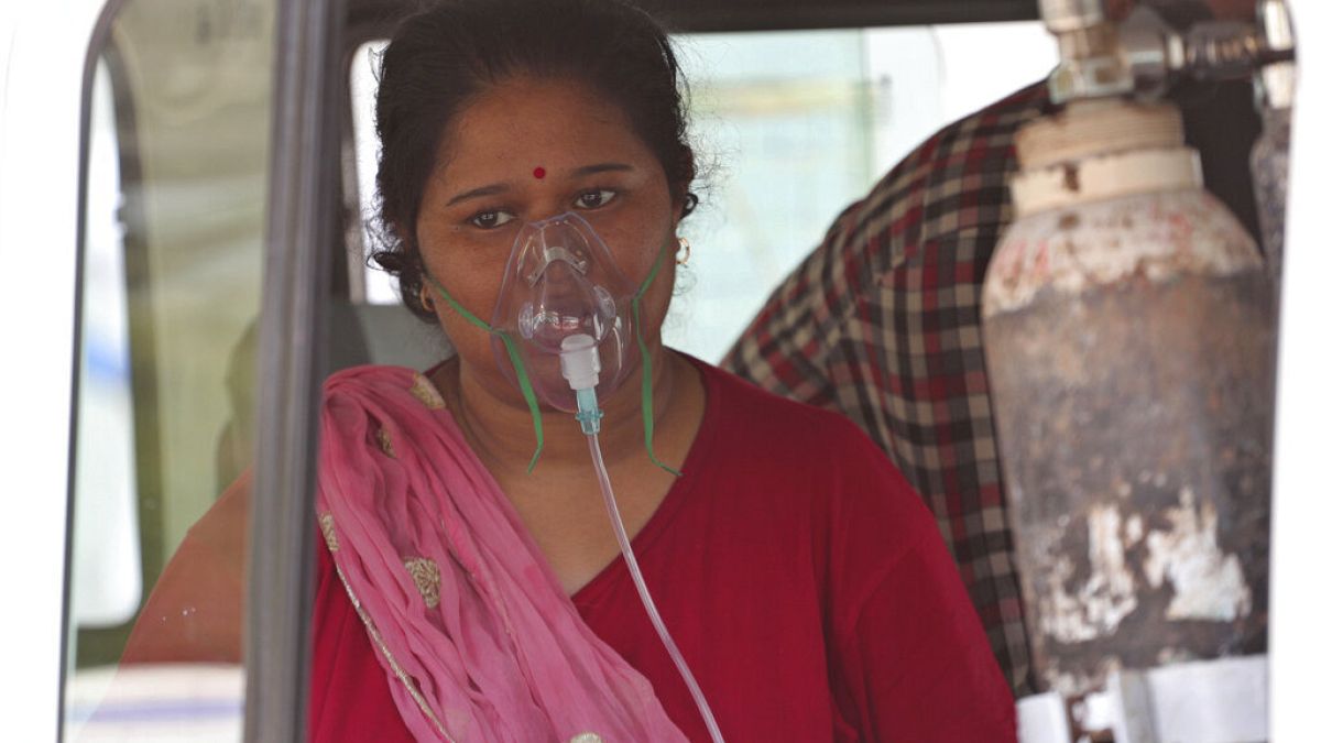 Covid-19-Patientin mit Sauerstoffmaske in Indien