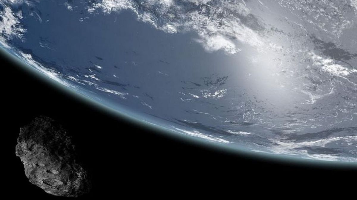 عکس تزئینی از سیارکی در نزدیکی زمین