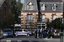 Des policiers s'affairent près du commissariat de Rambouillet, en Île-de-France, le 23 avril 2021