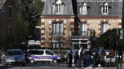 Des policiers s'affairent près du commissariat de Rambouillet, en Île-de-France, le 23 avril 2021
