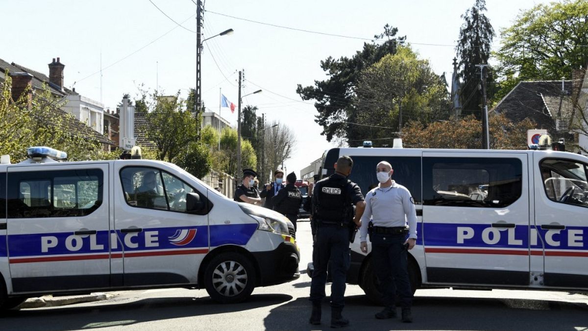 Fransa'da boğazına bıçak darbesi alan kadın polis hayatını kaybetti