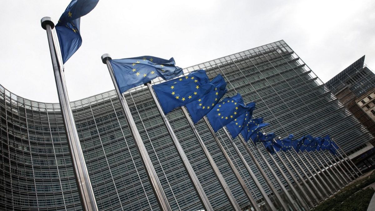 أعلام الاتحاد الأوروبي خارج مقر المفوضية الأوروبية في بروكسل