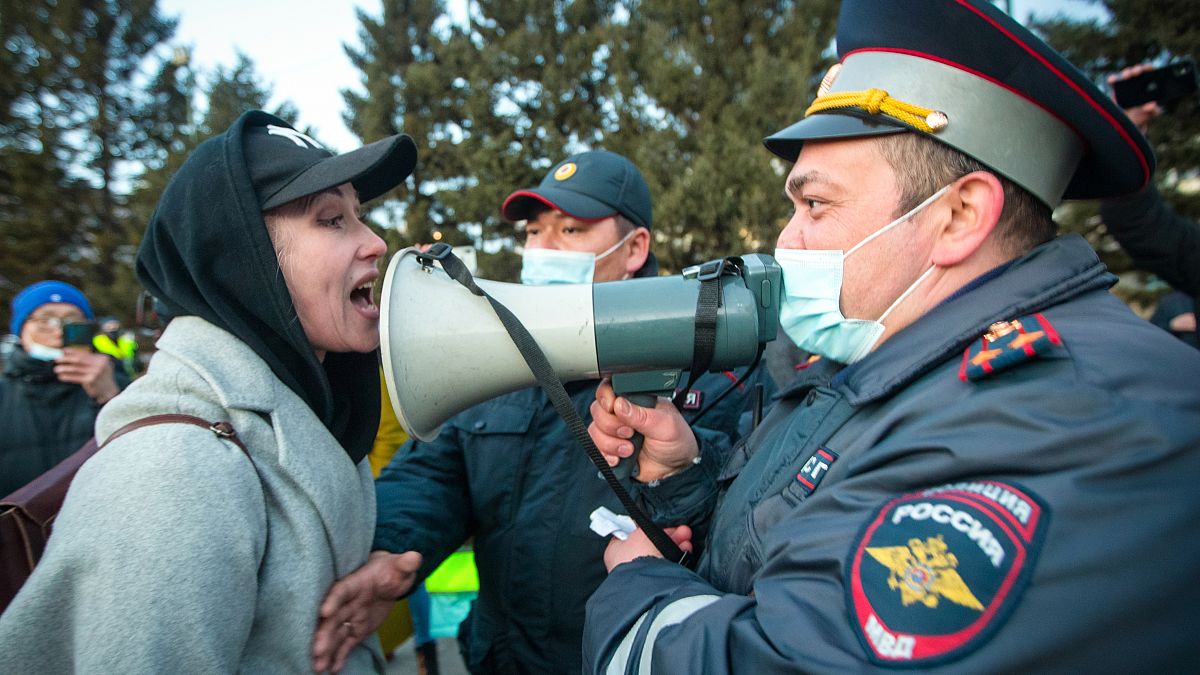 A woman argues with police officer during a protest in support of jailed opposition leader Alexei Navalny in Ulan-Ude, Buryatia, Russia. April 21, 2021
