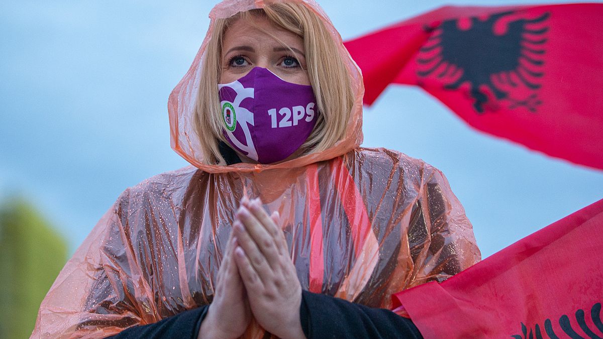 Una simpatizante del Partido Socialista de Albania escucha el discurso del líder Edi Rama durante un mitin político en Tirana, Albania, el 22 de abril de 2021.