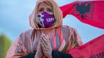 Una simpatizante del Partido Socialista de Albania escucha el discurso del líder Edi Rama durante un mitin político en Tirana, Albania, el 22 de abril de 2021.