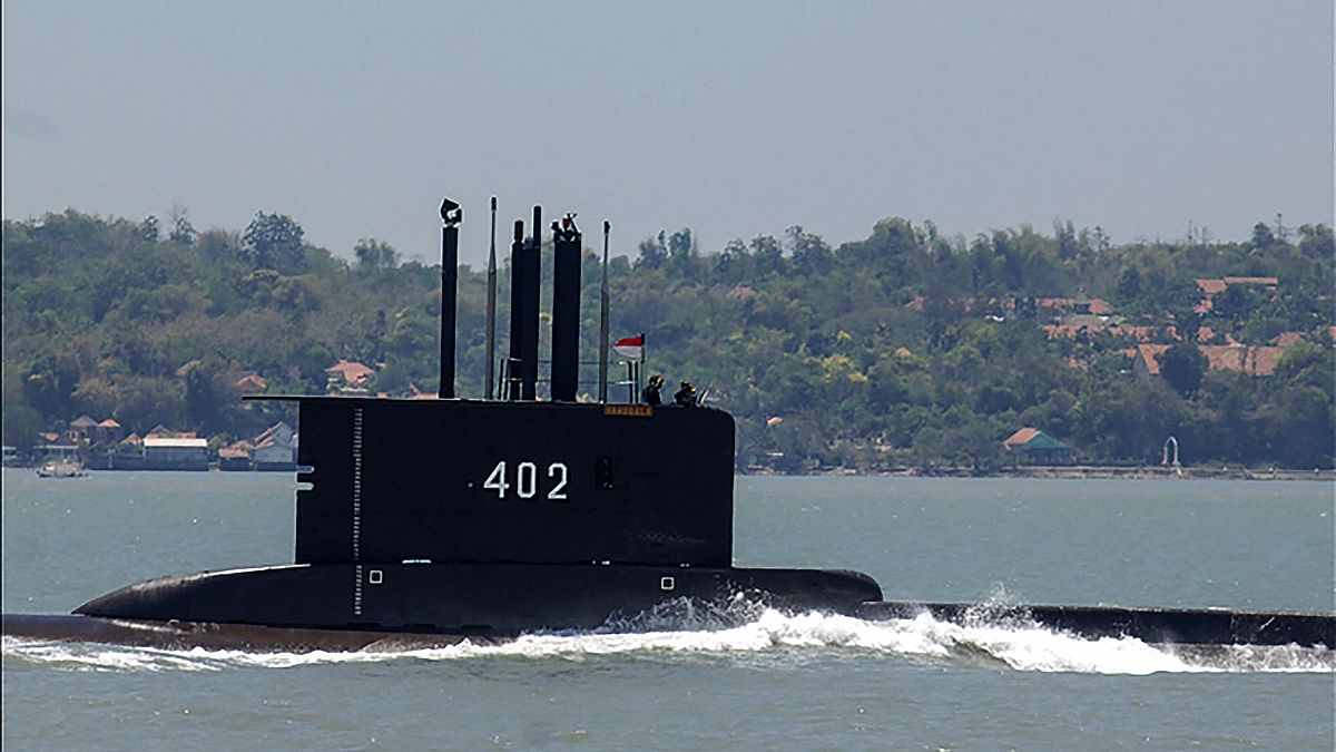 الغواصة الإندونيسية من فئة 402 المفقودة وهي تنطلق من القاعدة البحرية في سورابايا.