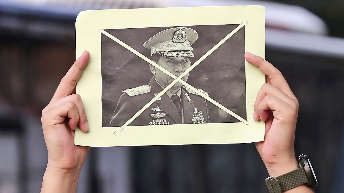 Un militant porte le portrait barré du général birman Min Aung Hlaing, Jakarta, Indonésie, le 24 avril 2021