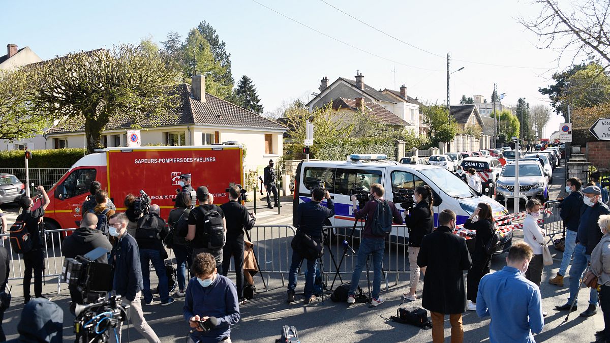 مكان مقتل موظفة شرطة على يد رجل تونسي في جنوب غرب باريس في رامبوييه في 23 أبريل 2021.