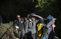Von der Sonne geblendet: Die 15 Freiwilligen verlassen die Höhle