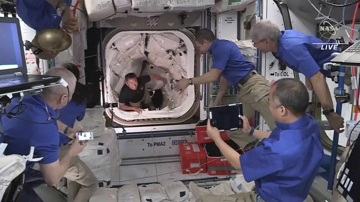 Des astronautes entrent dans la station spatiale internationale, le 24 avril 2021