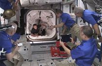 Des astronautes entrent dans la station spatiale internationale, le 24 avril 2021