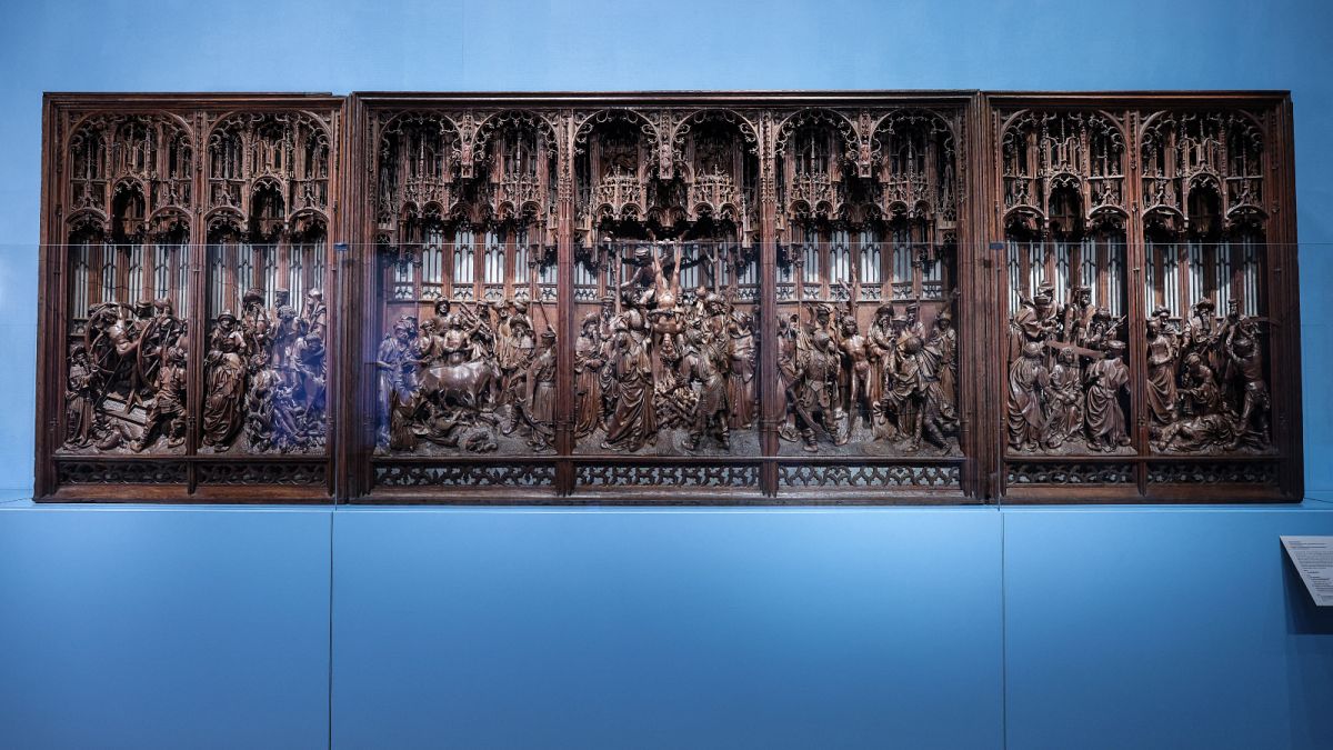 المذبح الأصلي المرمم لسان جورج (1493) من قبل النحات الفلمنكي لعصر النهضة الشمالية جان بورمان في متحف الفن والتاريخ في بروكسل