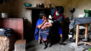 ویدئو؛ پرستار کلمبیایی با پای پیاده واکسن کرونا را به بومیان محروم می‌رساند