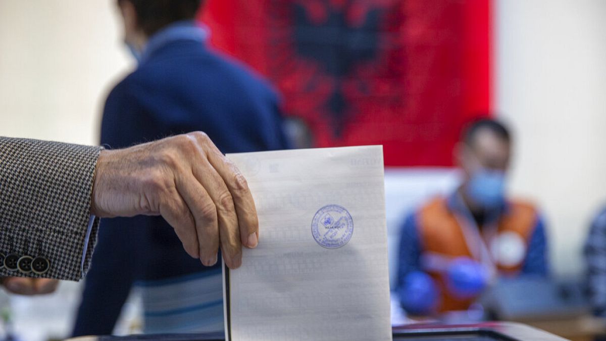 Arnavutluk'ta seçime katılım oranı yüzde 45 olarak açıklandı.