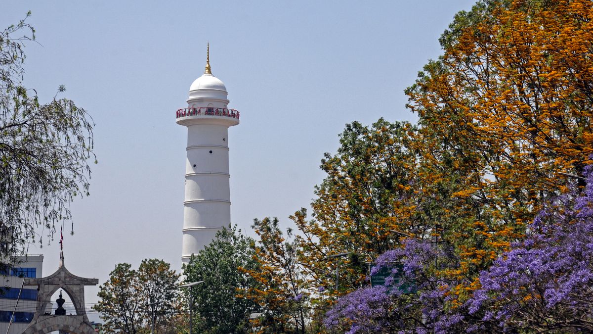 البرج الأبيض الجديد المكون بني بجوار أنقاض برج دارارا التاريخي في كاتماندو والذي يعود إلى القرن التاسع عشر والذي انهار في زلزال مدمر عام 2015/ النيبال