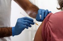 Beoltanak egy nőt a koronavírus elleni vakcina második adagjával április 24-én Miskolcon