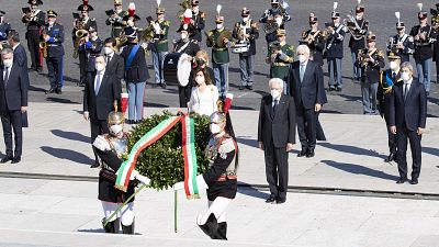 الاحتفال بيوم التحرر في إيطاليا في قبر الجندي المجهول في نصب مذبح الوطن في روما .