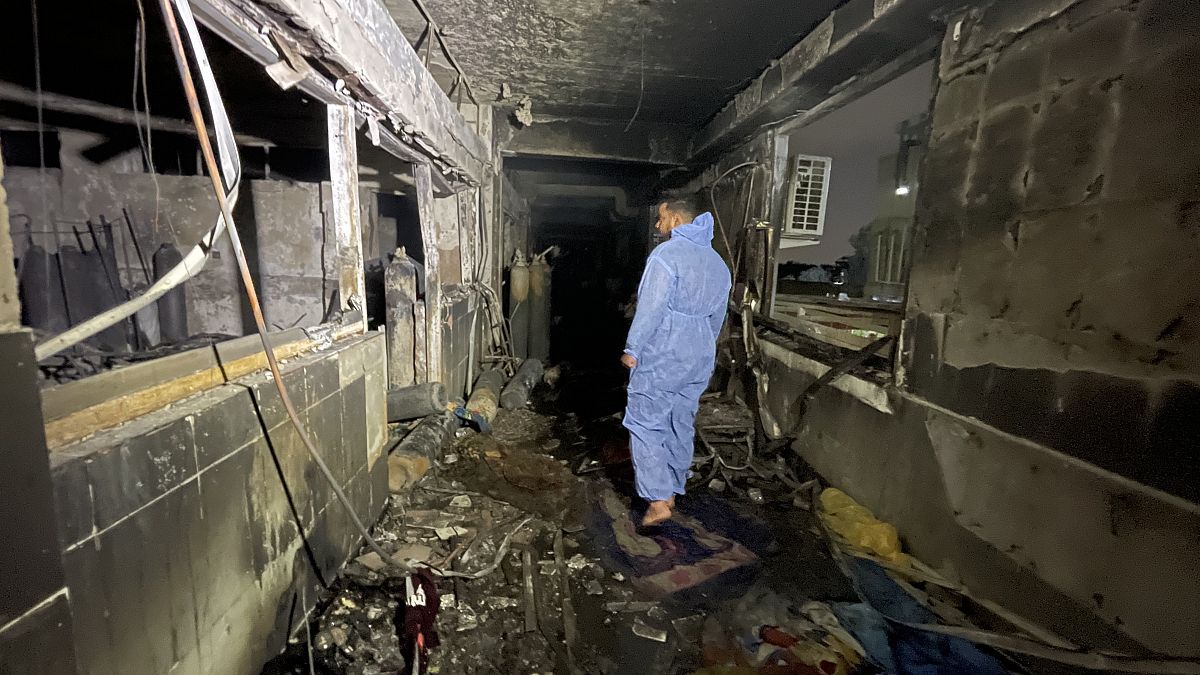 A pusztítás nyomait vizsgálja egy férfi a bagdadi kórháztüzet követően április 25-én