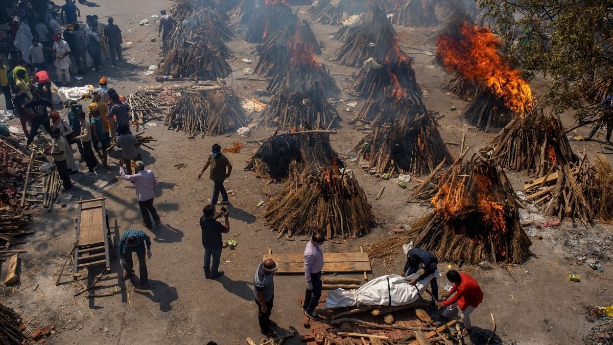سوزاندن اجساد قربانیان بیماری کووید-۱۹ در هند