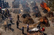 سوزاندن اجساد قربانیان بیماری کووید-۱۹ در هند