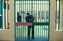 شرطي يغلق أحد الأبواب الداخلية لسجن عكاشة في الدار البيضاء