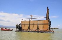 Insel sinkt: Giraffen im Boot abtransportiert