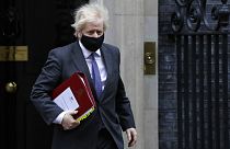 İngiltere Başbakanı Boris Johnson, Londra Downing Street'teki başbakanlık konutundan çıkarken.