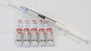 Szputnyik V vakcinaampullák egy győri kórházi oltóponton április 24-én