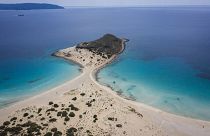شاطئ جزيرة إيلافينيسوس اليونانية الصغيرة في اليونان