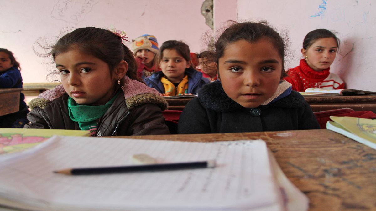 تلاميذ على مقاعد الدراسة في إحدى المدارس السورية شمال غربي البلاد