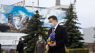 Il presidente Zelenskiy durante la cerimonia commemorativa a Chernobyl, Ucraina