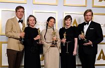 Peter Spears, Frances McDormand, Chloe Zhao, Mollye Asher et Dan Janvey, grands gagnants des Oscars avec "Nomadland", à Los Angeles, le 25 avril 2021