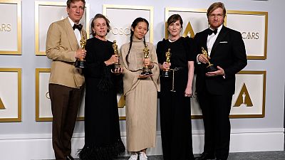 Los productores Peter Spears, de izquierda a derecha, Frances McDormand, Chloe Zhao, Mollye Asher y Dan Janvey, ganadores del premio a la mejor película por Nomadland.