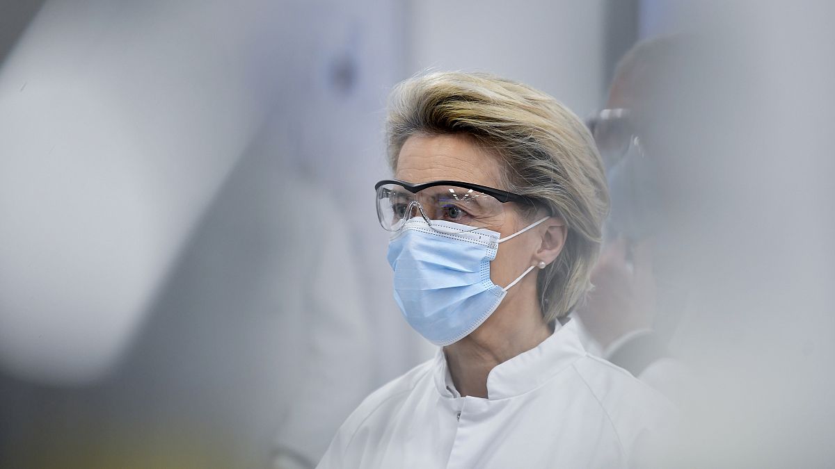 رئيسة المفوضية الأوروبية أورسولا فون دير لايين خلال زيارة قامت بها إلى إحدى المراكز الطبية البلجيكية 