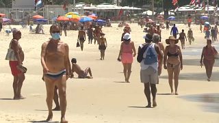 Los ciudadanos disfrutan de la playa de Copacabana en Río de Janeiro, el 2 de marzo de 2021. (Archivo).