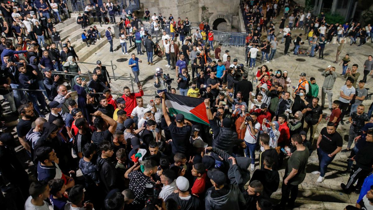 مقدسيون يرفعون العلم الفلسطيني في القدس المحتلة