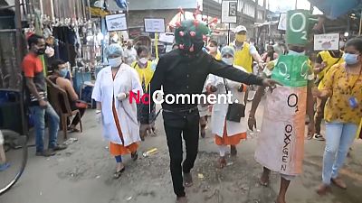 شاهد: هندي يتنكر في زي "كوفيد-19" لحث السكان على ارتداء الكمامات