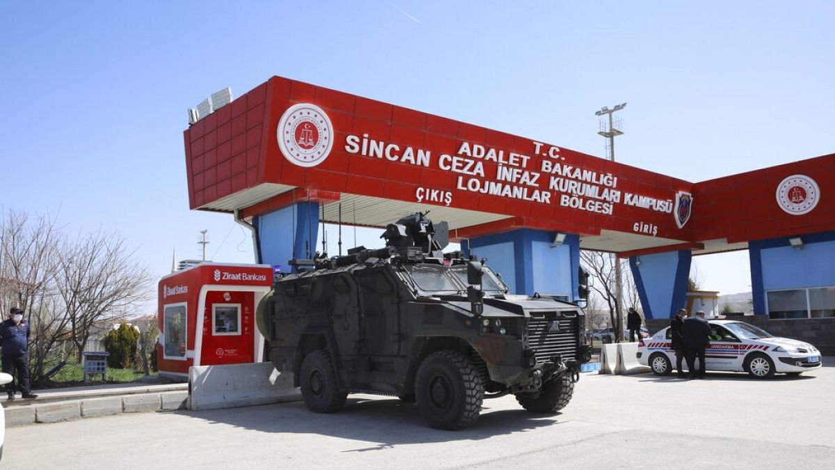 Rendőrségi jármű egy török bíróság előtt 2021 februárjában