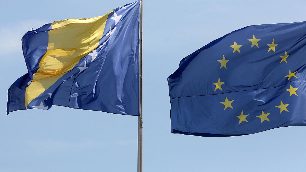 Bosna Hersek (solda) ve AB bayrakları