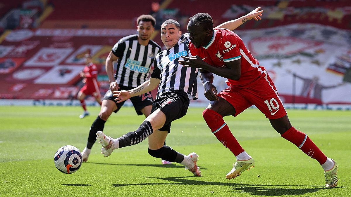 A Liverpool játékosa, Sadio Mane harcol a labdáért a Newcastle United elleni, április 24-i Premier League mérkőzésen.