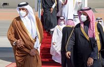 ولي العهد محمد بن سلمان (إلى اليمين) وهو يستقبل أمير قطر تميم بن حمد آل ثاني (إلى اليسار) عند وصوله إلى مدينة العلا السعودية- في 5 يناير 2021